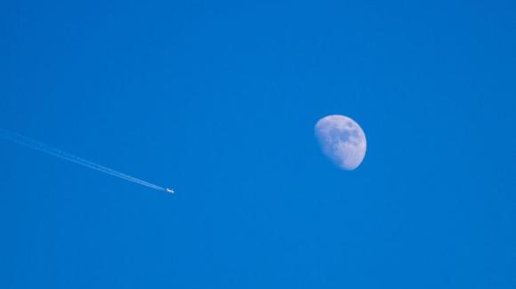 Vista de la Luna por el día