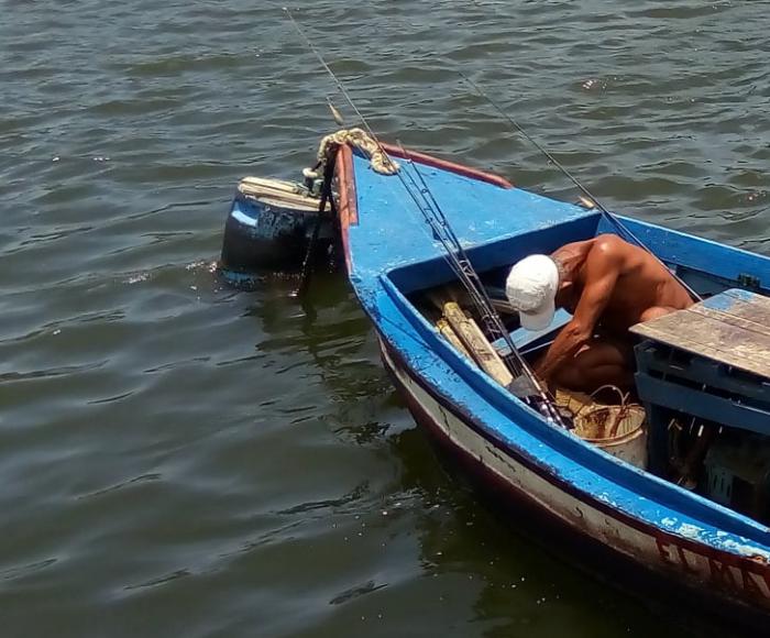 Hombre en bote