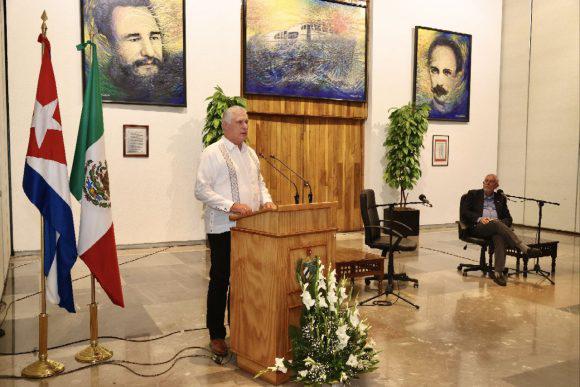 Díaz-Canel intercambia con representantes de misión cubana en México
