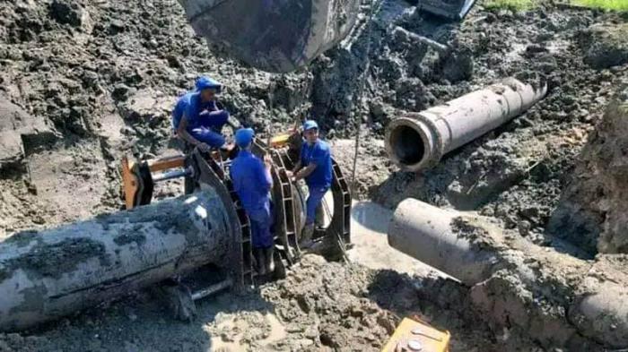 Reparación de conductora por obreros Aguas de La Habana