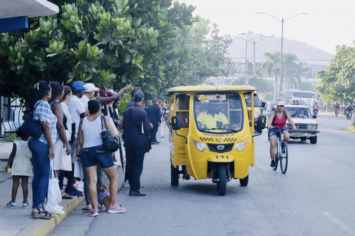 Triciclos eléctricos en La Habana