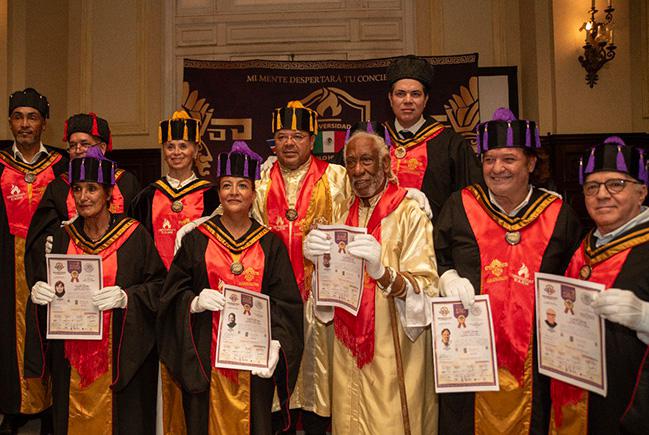 Los homenajeados exhiben los títulos Honoris Causa por universidad mexicana