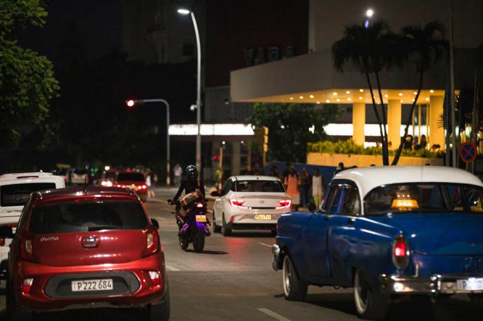 Vehículos por calles de La Habana
