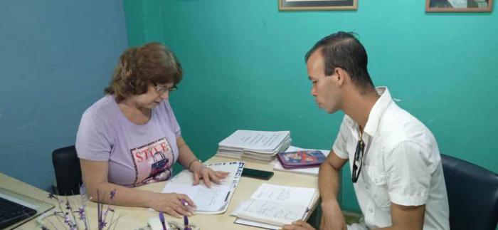 El intercambio constante con los delegados es parte del día a día de Valcárcel González.