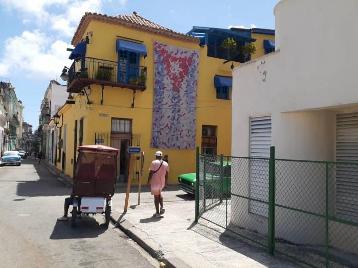 Calle en La Habana, una bandera cubana en la pared