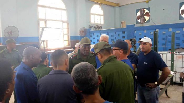 Valdés Mesa y autoridades capitalinas visitan talleres de Aguas de La Habana