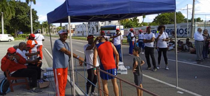 Imágenes como esta, con un hijo esperando ansioso a su padre en la meta, de seguro volverán a verse en esta edición de Marabana 2024.