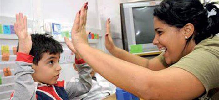 Niño interactúa con adulto
