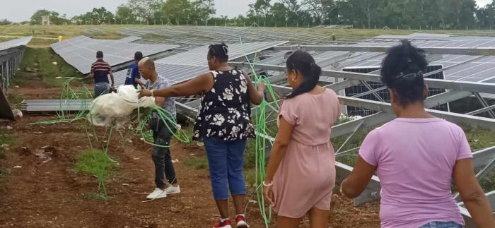Dirigentes del Partido, el Gobierno y diferentes centros de trabajo del Cotorro en plena faena de trabajo en el Parque Fotovoltaico.
