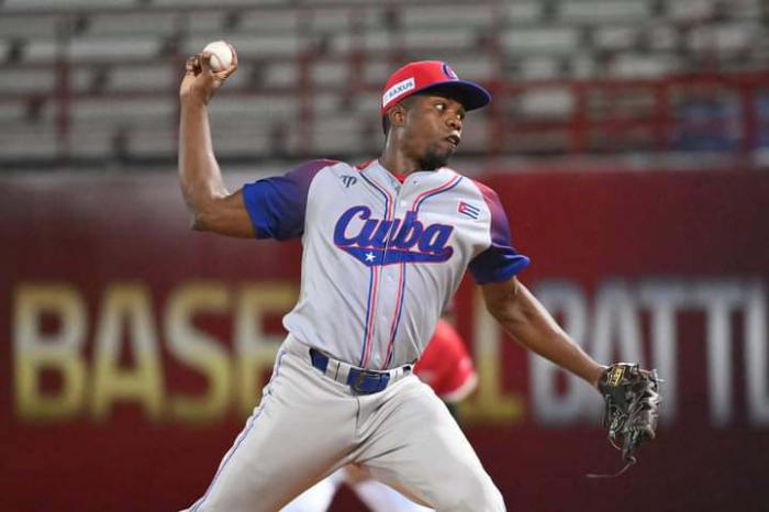 Pitcher equipo Cuba en tope preparatorio de Premier 12
