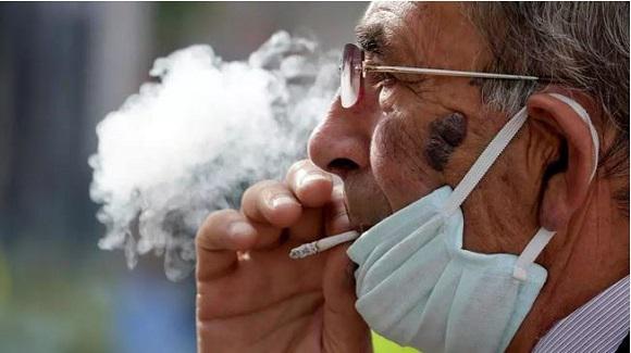 Hombre fumando