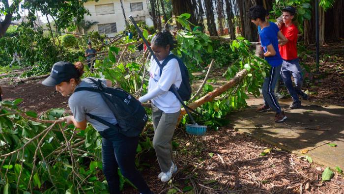 Las fuerzas de nuestros estudiantes han ayudado en las labores de recuperación tras el paso de los huracanes. 