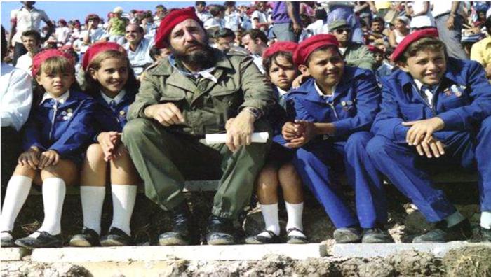 Fidel rodeado de niños
