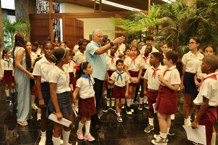 Díaz-Canel comparte con niños y adolescentes en el Día Mundial de la Infancia