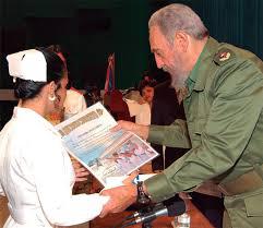 Fidel junto a una enfermera