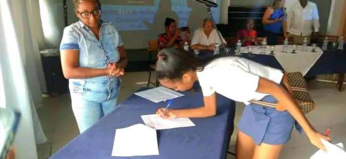 Jóvenes de los Politécnicos de especialidades afines al comercio