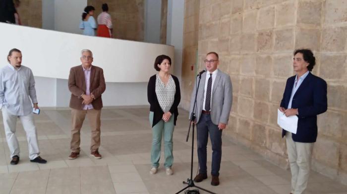 El vicepresidente del Comité de Cultura de San Petersburgo resaltó los vínculos con Cuba. Al fondo, de izquierda a derecha, el especialista del Museo Ruso,  y el viceministro cubano de Cultura.