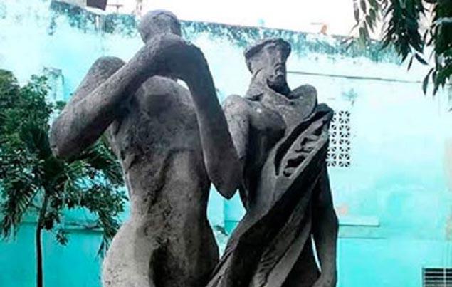 Conjunto escultórico que recuerda la inmigración árabe
