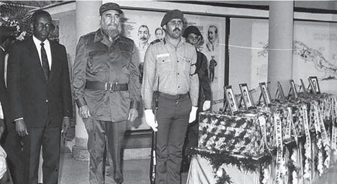 El 7 de diciembre de 1989, el Comandante en Jefe y el entonces presidente de Angola José Eduardo Dos Santos, rinden la última guardia de honor a nuestros internacionalistas caídos durante el cumplimiento de honrosas misiones militares y civiles.