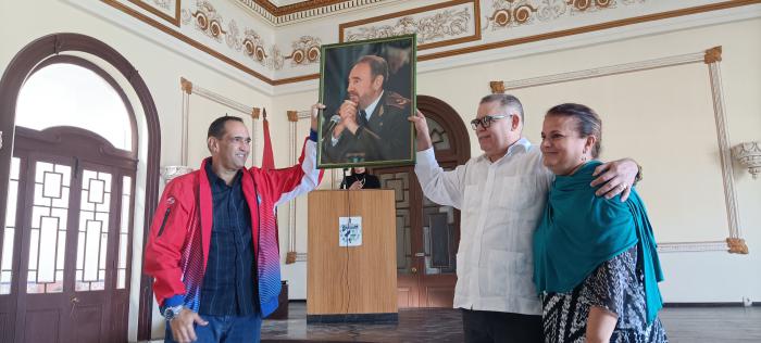 El Primer Secretario del Partido en la capital y la Gobernadora de la ciudad reconocieron a la Dirección General de Salud de La Habana y le entregaron un cuadro con la imagen de Fidel.