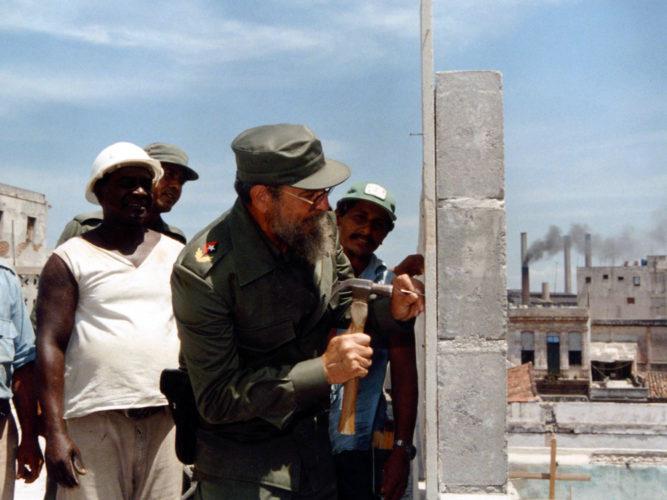 Fidel martillando en una obra de la construcción