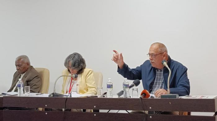 Vicente de la O Levy, ministro de Energía y Minas, en Comisión de Parlamento cubano