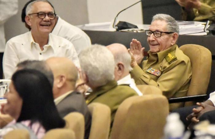Raúl Castro en sesión del Parlamento cubano