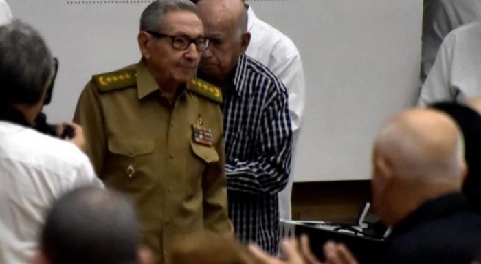 Raúl y Díaz-Canel asisten a sesión de clausura del Parlamento 