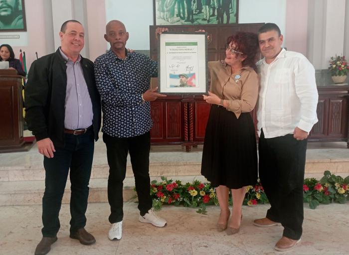 Entrega de la Condición Colectivo Moral a la Universidad de Ciencias Médicas de La Habana.
