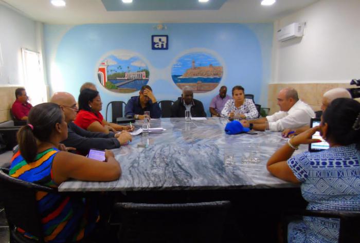 Recorre Esteban Lazo centros de salud, educativos y de servicios en La Habana 