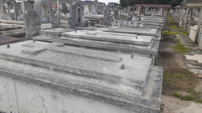 Roban argollas de bronce y los pernos de tumbas cementerio