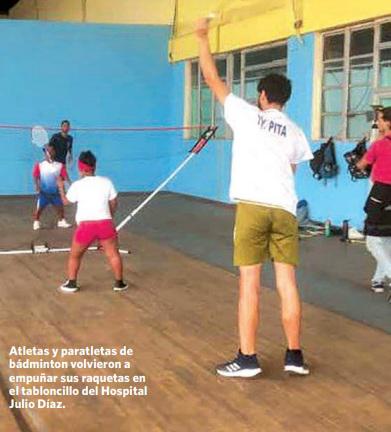 Encuentro entre atletas de bádminton y parabádminton con personas con discapacidad