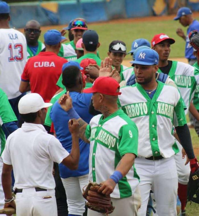 Jugadores de Arroyo Naranjo, equipo campeón