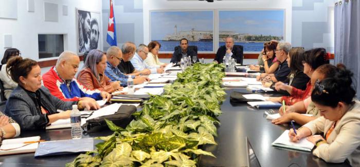 Intercambia Primer Ministro de Cuba con principales autoridades de la capital