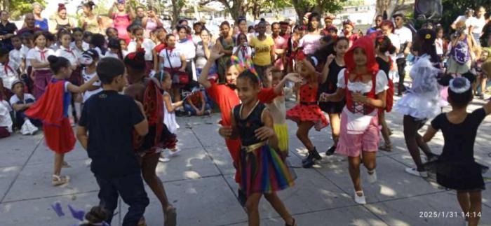 Un enjambre de pequeñines dio inicio a la actividad cultural.
