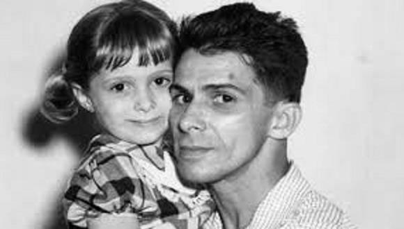 Fernando Chenard junto a su hija, pocos meses antes del Asalto al Moncada.