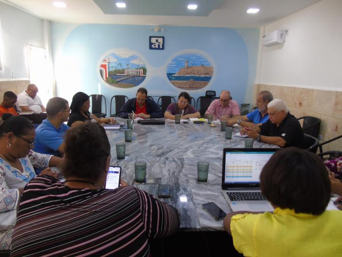 Autoridades del gobierno capitalino y directivos de Aguas de La Habana