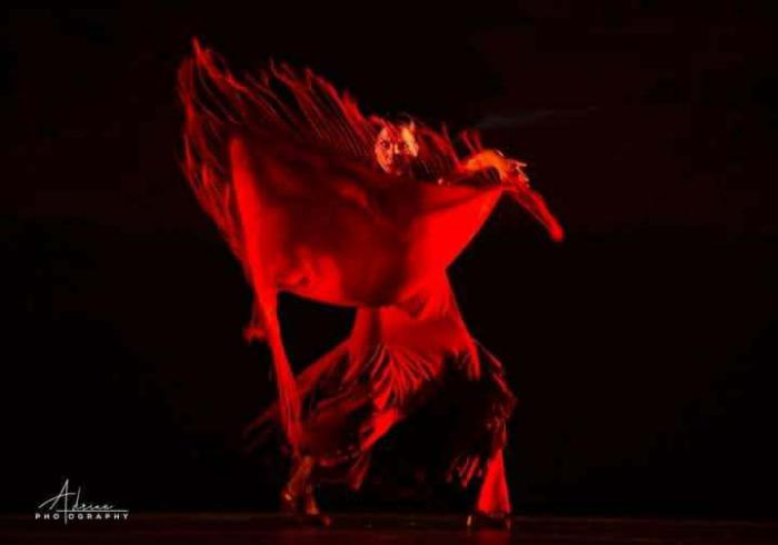 Leslie Ung, primera bailarina en La danza de fuego