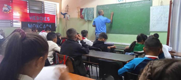 Maestro Yankier Sánchez Pérez impartiendo clases