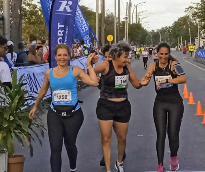 Persona corriendo con ayuda de otros andarines.