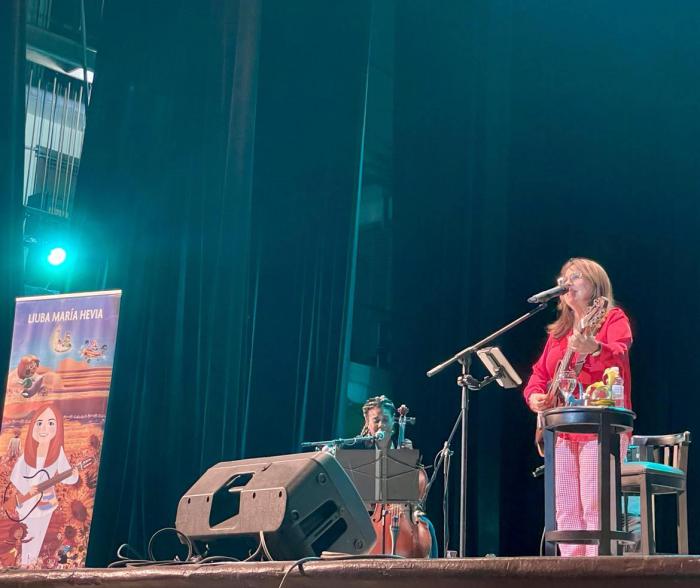 Liuba María Hevia confesó al público que disfruta llevar a sus conciertos adornos que representan al gatico Vinagrito y al Principito porque la hacen sentir como en casa.
