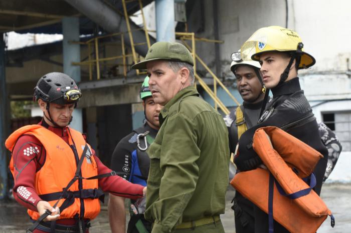 Intentan rescate de un menor succionado por agua de inundación