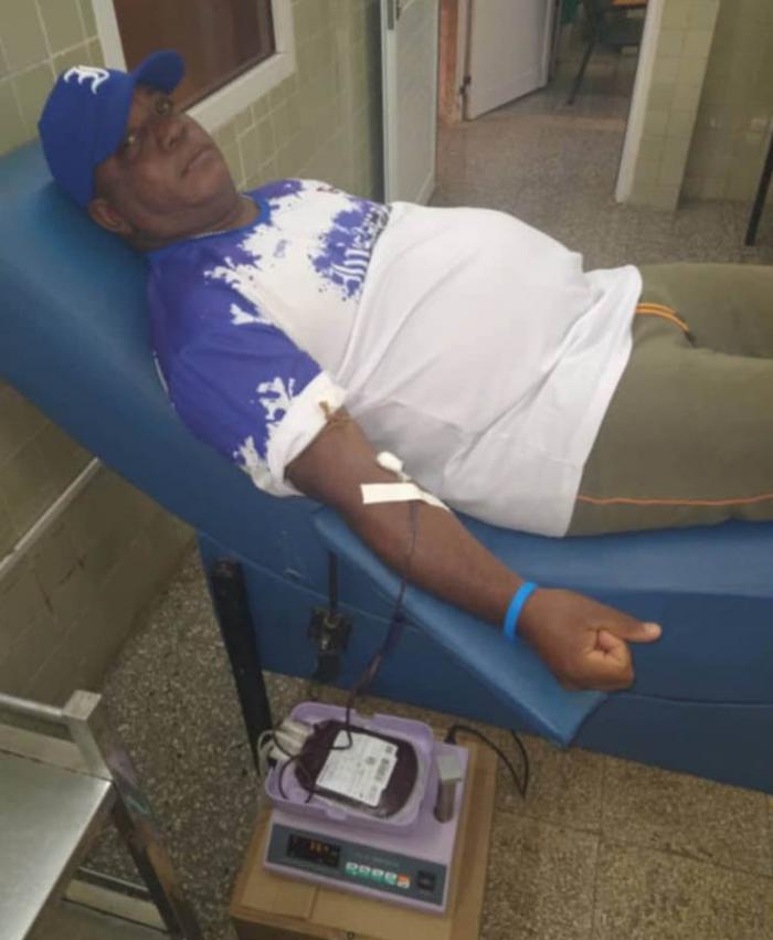 Integrante de Peña deportiva Remontada Azul dona sangre