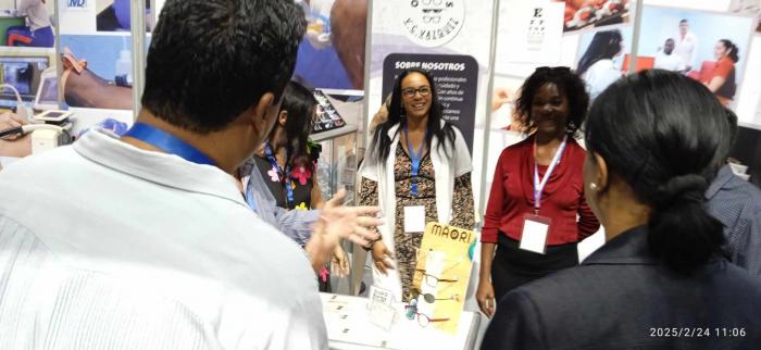 Durante la inauguración de FIDECUBA, la Primera Ministra de la República de Cuba visitó el stand de las Ópticas V C Vazquez.