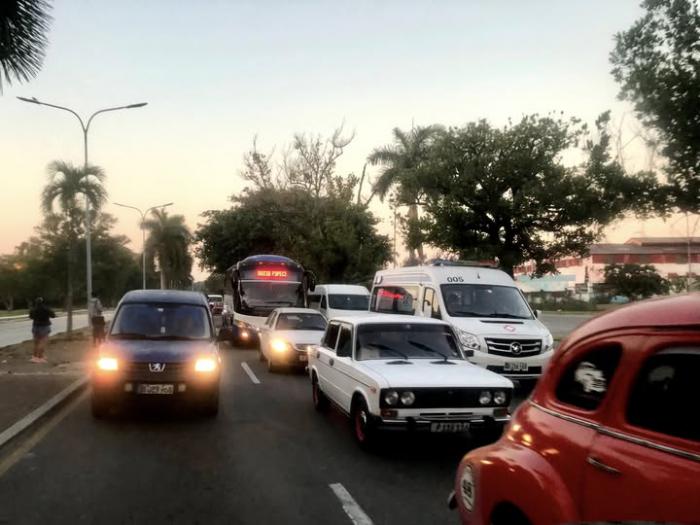 Carros por calles de La Habana