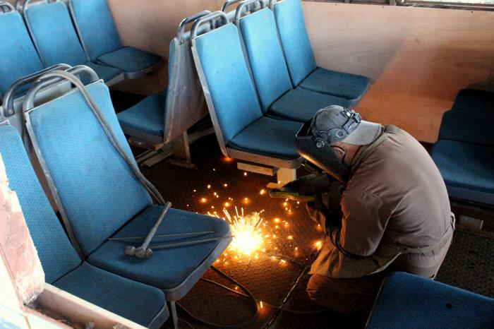 Trabajadores reparando los trenes