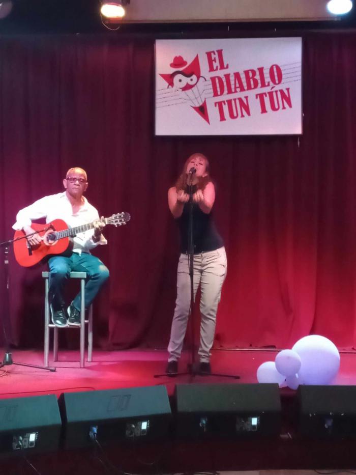 Aixa junto al maestro Juan Pompa durante la presentación del disco La Hélice.