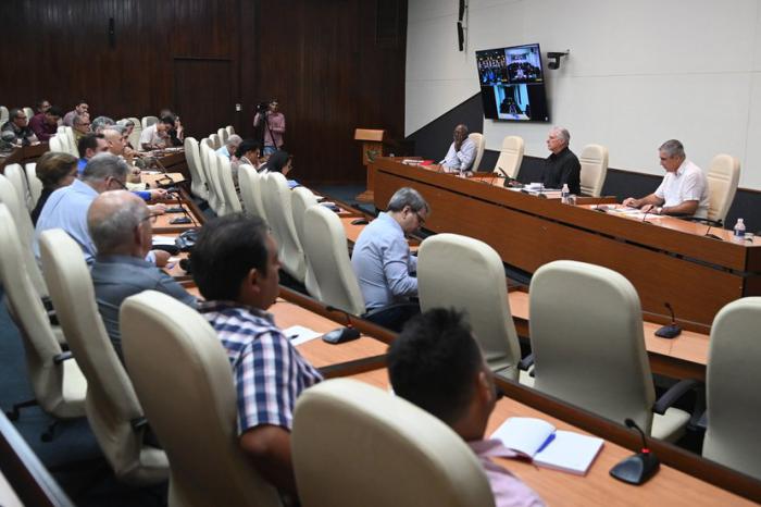 Reunión de Díaz-Canel con expertos y científicos cubanos