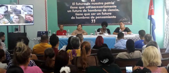 Encuentro fraterno el sostenido por Teresa Amarelle con trabajadores de este la 8 de marzo.