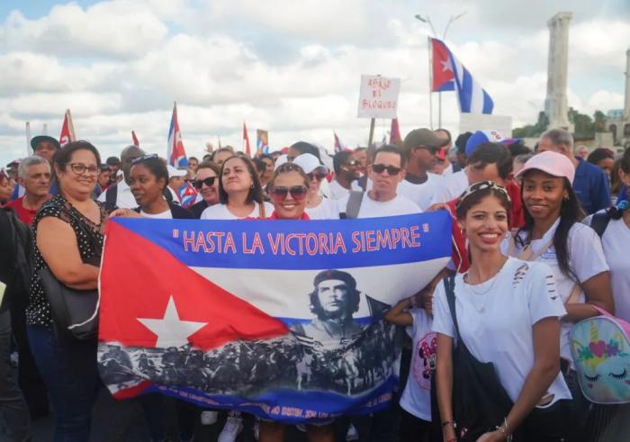 Personas con la bandera cubana